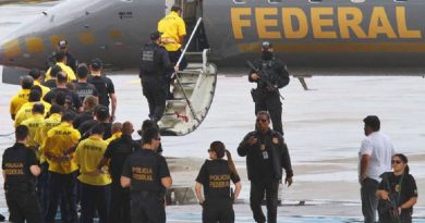 AM - TRANSFERÊNCIA-17-PRESOS-COMPAJ - GERAL - Dezessete presos do Complexo Penitenciário Anísio Jobim (Compaj) embarcam no Aeroporto internacional Eduardo Gomes, em Manaus (AM), na tarde desta quarta-feira (11). Os presos são suspeitos de comandarem o massacre que matou 60 presos e estão sendo transferidos para as Penitenciárias Federais de Mossoró, no Rio Grande do Norte, e de Campo Grande (MS). Alguns parentes acompanharam emocionados a transferência de seus familiares. 11/01/2017 - Foto: EDMAR BARROS/FUTURA PRESS/FUTURA PRESS/PAGOS