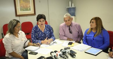 A Secretaria de Saúde do Estado do Pará (Sespa) informou em entrevista coletiva em sua sede, na tarde desta quarta-feira (22), que um Plano de Contingêcia na região Oeste do Pará está em andamento após a confirmação de um caso de febre amarela em Rurópolis. Na foto, a secretária adjunta da Sespa, Luiza Guimarães (c), e o diretor do Departamento de Controle de Endemias da Sespa, Bernardo Cardoso (d). 
FOTO: THIAGO GOMES / AG. PARÁ
DATA: 22.02.2017
BELÉM - PARÁ