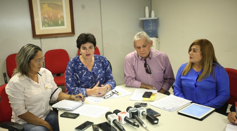 A Secretaria de Saúde do Estado do Pará (Sespa) informou em entrevista coletiva em sua sede, na tarde desta quarta-feira (22), que um Plano de Contingêcia na região Oeste do Pará está em andamento após a confirmação de um caso de febre amarela em Rurópolis. Na foto, a secretária adjunta da Sespa, Luiza Guimarães (c), e o diretor do Departamento de Controle de Endemias da Sespa, Bernardo Cardoso (d). 
FOTO: THIAGO GOMES / AG. PARÁ
DATA: 22.02.2017
BELÉM - PARÁ