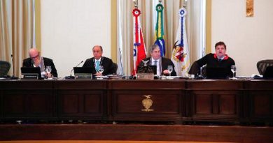 des.-ricardo-nunes-ao-centro-na-presidencia-da-sessao.