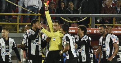Referee Fernando Rapallini (C) of Argentina shows the red card to Brazil´s Santos player Jean Mota (L) during the Libertadores Cup football match against Brazil´s Santos at El Campin stadium in Bogota, Colombia on April 19, 2017. / AFP PHOTO / GUILLERMO MUNOZ ORG XMIT: 079