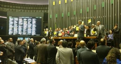 24mai2017---protesto-contra-o-presidente-michel-temer-no-plenario-da-camara-1495651355985_615x300