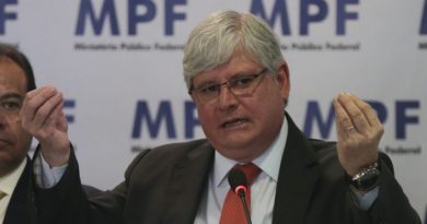 Brasília -  O procurador-geral da República, Rodrigo Janot, o deputado federal, Onyx Lorenzoni, e senadores, participam de uma mesa-redonda sobre as 10 Medidas contra a Corrupção, promovida pelo Ministério Público Federal, em comemoração ao Dia Internacional de Combate à Corrupção (José Cruz/Agência Brasil)