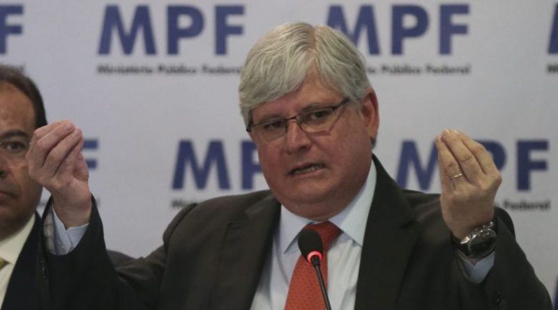 Brasília -  O procurador-geral da República, Rodrigo Janot, o deputado federal, Onyx Lorenzoni, e senadores, participam de uma mesa-redonda sobre as 10 Medidas contra a Corrupção, promovida pelo Ministério Público Federal, em comemoração ao Dia Internacional de Combate à Corrupção (José Cruz/Agência Brasil)