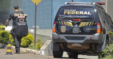 Brasília - A Polícia Federal (PF) prendeu, na manhã de hoje (29), pelo menos 20 pessoas, durante a Operação Monte Carlo, que desmontou uma quadrilha que explorava máquinas caça-níqueis e pagava propina para agentes públicos de segurança. Entre os presos está o chefe do grupo, Carlinhos Cachoeira, empresário de Goiânia.   os Agentes chegam à sede da PF com material apreendido e pessoas detidas na Operação Monte Carlo