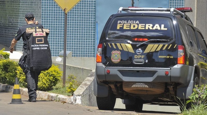 Brasília - A Polícia Federal (PF) prendeu, na manhã de hoje (29), pelo menos 20 pessoas, durante a Operação Monte Carlo, que desmontou uma quadrilha que explorava máquinas caça-níqueis e pagava propina para agentes públicos de segurança. Entre os presos está o chefe do grupo, Carlinhos Cachoeira, empresário de Goiânia.   os Agentes chegam à sede da PF com material apreendido e pessoas detidas na Operação Monte Carlo