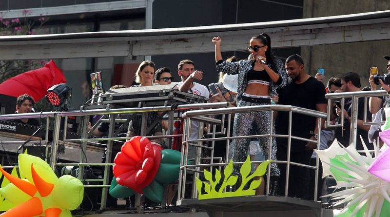 WS1 SÃO PAULO - 18/06/ 2017 - 21º PARADA ORGULHO LGBT - CIDADES - A cantora Anita se apresenta em trio elétrico,durante a 21° Parada do Orgulho LGBT na Avenida Paulista, em São Paulo, neste domingo (18). Esse ano, o evento traz como tema: 'O Estado Laico. FOTO:WERTHER SANTANA/ESTADÃO