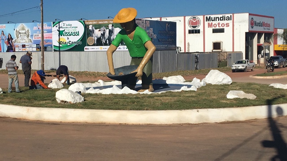 Estátua do Garimpeiro foi inaugurada em junho de 2017 em Novo Progresso (Foto:Arquivo)