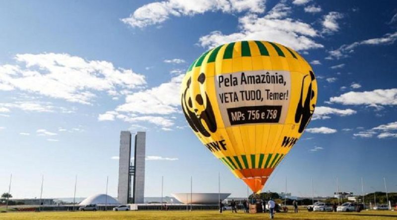 Balão de ar quente da ONG WWF Brasil foi inflado na Esplanada dos Ministérios, em Brasília, em protesto contra MPs 756 e 758 Foto: Marco Antônio Teixeira / WWF Brasil