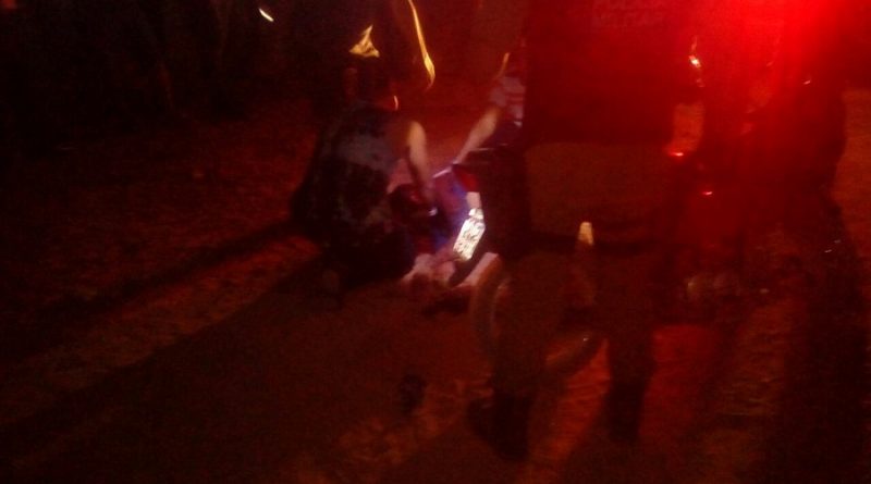 Homens da Força Nacional tentam socorrer vitima . assassinada com dois tiros.