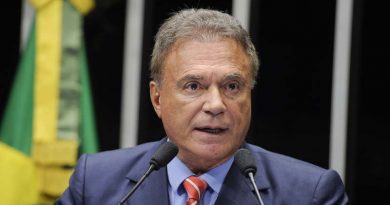 Ao tratar dos protestos que estão acontecendo na Venezuela, o senador Alvaro Dias (PSDB-PR) diz que o Brasil é cumplice dos desmandos que ocorrem naquele país
