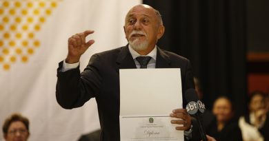 O Tribunal Regional Eleitoral (TRE) realizou na manhã desta sexta-feira, 19, a diplomação dos 61 candidatos eleitos no Estado. Na cerimônia, realizada no centro de convenções da Universidade Federal do Pará (UFPA), 41 deputados estaduais, 17 deputados federais, além do senador Paulo Rocha, do vice-governador Zequinha Marinho e do governador Simão Jatene (foto), receberam o documento das mãos do desembargador Leonardo Noronha.
FOTO: SIDNEY OLIVEIRA/ AG. PARÁ
DATA: 19.12.2014
BELÉM - PARÁ