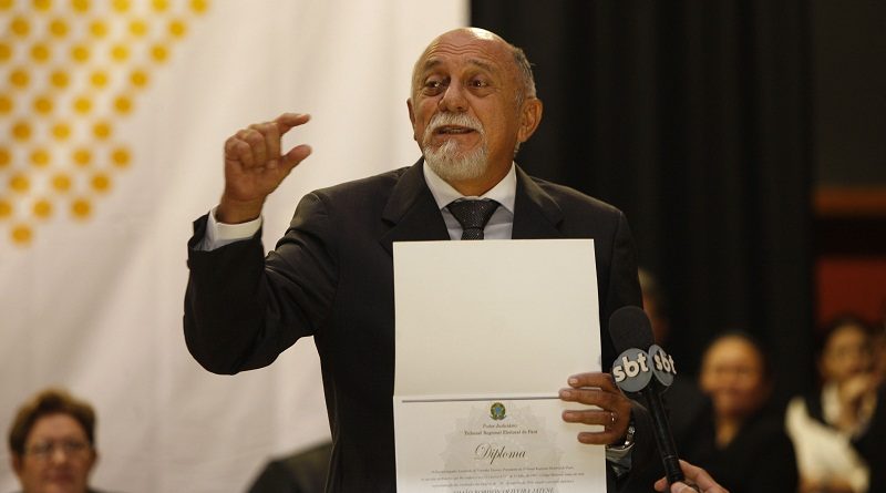 O Tribunal Regional Eleitoral (TRE) realizou na manhã desta sexta-feira, 19, a diplomação dos 61 candidatos eleitos no Estado. Na cerimônia, realizada no centro de convenções da Universidade Federal do Pará (UFPA), 41 deputados estaduais, 17 deputados federais, além do senador Paulo Rocha, do vice-governador Zequinha Marinho e do governador Simão Jatene (foto), receberam o documento das mãos do desembargador Leonardo Noronha.

FOTO: SIDNEY OLIVEIRA/ AG. PARÁ
DATA: 19.12.2014
BELÉM - PARÁ