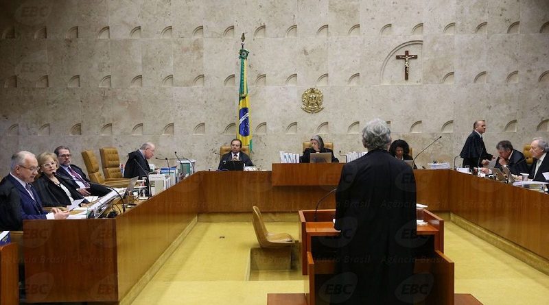 Brasília - O advogado de Temer, Antônio Mariz, fala durante sessão do STF para decidir sobre suspeição do procurador-geral da República, Rodrigo Janot, para atuar nas investigações relacionadas ao presidente Michel Temer (Valter Campanato/Agência Brasil)