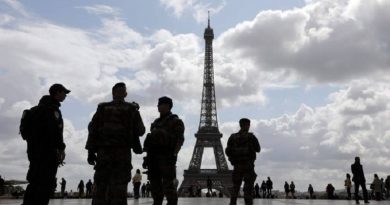 x71595220_Policemen-and-French-soldiers-from-the-Sentinelle-operation-patrol-on-the-trocadero-Square.jpg.pagespeed.ic.Bo8eQ_lgUP