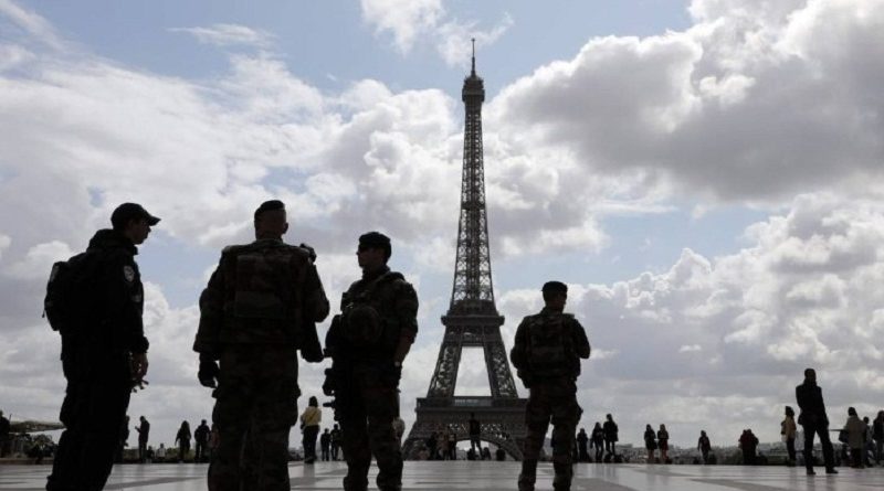 x71595220_Policemen-and-French-soldiers-from-the-Sentinelle-operation-patrol-on-the-trocadero-Square.jpg.pagespeed.ic.Bo8eQ_lgUP