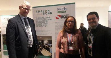 A Secretaria de Estado de Meio Ambiente e Sustentabilidade (Semas) apresentou na Feira de Resultados, que é realizada de forma simultânea aos eventos da Convenção-Quadro das Nações Unidas sore Mudanças do Clima – COP 23, realizada em Bonn, na Alemanha, as políticas públicas ambientais e de desenvolvimento sustentável dos estados da Amazônia Legal. Uma das ferramentas demonstradas pelo estado do Pará dentro do objetivo de cooperação internacional para a proteção das florestas, enfrentamento às mudanças do clima e promoção do desenvolvimento sustentável na Amazônia, foi o Centro Integrado de Monitoramento Ambiental (Cimam). A exposição retratou o investimento em tecnologia da informação e produção de conhecimento para assegurar ações efetivas de desenvolvimento sustentável do território. Na foto (esq/dir), embaixador da Noruega no Brasil, Nils Martin Gunneng, a diretoria da Semas, Maria Gertudres e o secretário adjunto Thales Belo. 
FOTO: ASCOM / SEMAS
DATA: 15.11.2017
BELÉM - PARÁ