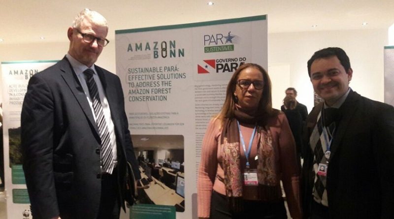 A Secretaria de Estado de Meio Ambiente e Sustentabilidade (Semas) apresentou na Feira de Resultados, que é realizada de forma simultânea aos eventos da Convenção-Quadro das Nações Unidas sore Mudanças do Clima – COP 23, realizada em Bonn, na Alemanha, as políticas públicas ambientais e de desenvolvimento sustentável dos estados da Amazônia Legal. Uma das ferramentas demonstradas pelo estado do Pará dentro do objetivo de cooperação internacional para a proteção das florestas, enfrentamento às mudanças do clima e promoção do desenvolvimento sustentável na Amazônia, foi o Centro Integrado de Monitoramento Ambiental (Cimam). A exposição retratou o investimento em tecnologia da informação e produção de conhecimento para assegurar ações efetivas de desenvolvimento sustentável do território. Na foto (esq/dir), embaixador da Noruega no Brasil, Nils Martin Gunneng, a diretoria da Semas, Maria Gertudres e o secretário adjunto Thales Belo. 
FOTO: ASCOM / SEMAS
DATA: 15.11.2017
BELÉM - PARÁ