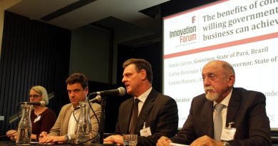 Os governos do Pará e de Mato Grosso estiveram juntos, na tarde desta quarta-feira (15), em dois eventos realizados em Londres, no Reino Unido, para apresentar os esforços que vêm sendo feitos para derrubar o desmatamento e fortalecer cadeias produtivas com base sustentável, demonstrando assim o potencial de investimento nos dois estados. As reuniões registraram presença de mais de 100 especialistas, investidores, presidentes de instituições financeiras e de fundos de financiamento de projetos sustentáveis, além de representantes de empresas globais da cadeia de abastecimento alimentar e que querem apoiar projetos voltados para o incremento da sustentabilidade na Amazônia. O embaixador do Brasil no Reino Unido, Eduardo dos Santos, acompanhou os encontros, assim como o vice-governador de Mato Grosso, Carlos Henrique Fávaro, que também participou dos debates.
FOTO: DANIEL NARDIN / SECOM
DATA: 15.11.2017
LONDRES - REINO UNIDO