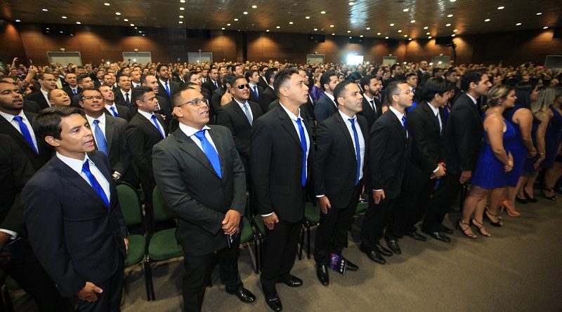 O governador Simão Jatene participou, no Hangar, da formatura de 474 policiais civis. São investigadores, escrivães e papiloscopistas aprovados no concurso da Polícia Civil, realizado no ano passado, e que concluiram os quatro meses do curso de formação.

FOTO: MACIO FERREIRA / AG. PARÁ
DATA: 10.12.2017
BELÉM - PARÁ
