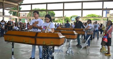 Famíliares das nove vítimas do naufrágio do empurrador TBL CXX dando seu último adeus (Foto: Fábio Cadete/G1)