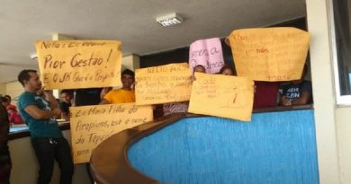 Professores indígenas em manifestação na Prefeitura (Foto: Cissa Loyola/TV Tapajós)