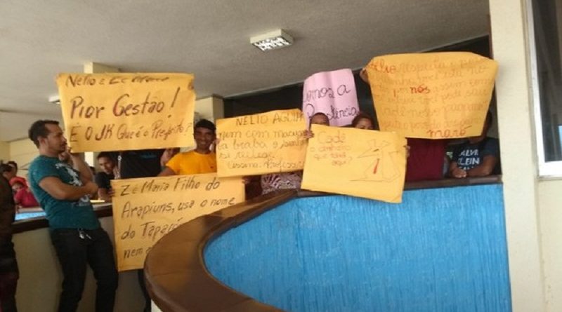 Professores indígenas em manifestação na Prefeitura (Foto: Cissa Loyola/TV Tapajós)