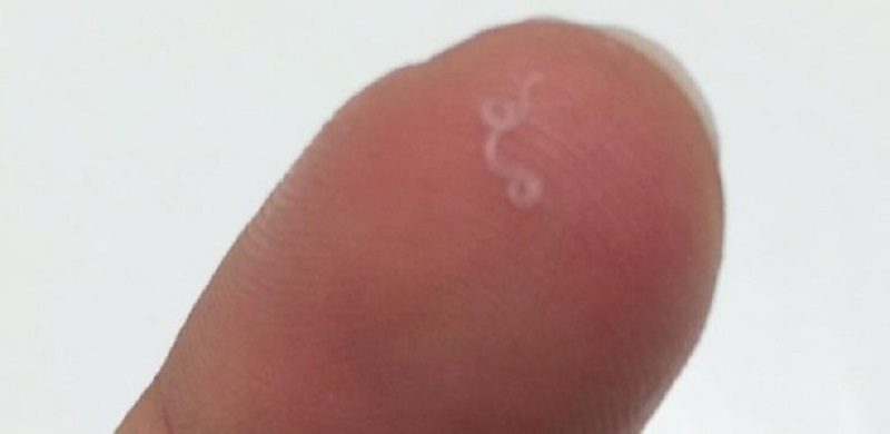 abby-beckley-descobriu-larva-dentro-do-olho-de-quase-meio-centimetro-viva-e-se-mexendo-1518614106953_615x300