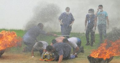 Ediane Mariano é auxiliar administrativa do Serviço de Atendimento ao Usuário (SAU), do Hospital Regional Público da Transamazônica (HRPT), em Altamira, no sudoeste do Pará. Mas, na última semana, ela participou de funções bem diferentes das habituais, como fechar o registro de um botijão de gás pegando fogo, apagar chamas usando o extintor de incêndio e realizar o resgate e o transporte de vítimas. A auxiliar e outros 110 colaboradores da unidade passaram pelo Curso de Formação da Brigada de Incêndio no início deste mês, no Hospital Regional Público da Transamazônica. Os novos brigadistas foram divididos em quatro turmas e aprenderam noções básicas de combate a incêndio e socorro às vítimas em caso de sinistro na unidade. Foram ministradas aulas teóricas sobre primeiros socorros, evacuação, método de avaliação de múltiplas vítimas, além da parte prática, com simulações de situações de sinistro. Quem participou do curso, aprovou. “É importante, sobretudo a prática, porque vivenciamos situações de emergência, testamos nossas habilidades e aprendemos a manusear os equipamentos necessários. Caso haja um princípio de incêndio na unidade, estamos aptos e capacitados a identificar as situações de emergência, combater o fogo, promover a evacuação e prestar os primeiros socorros às vítimas, cumprindo com segurança todos esses procedimentos”, afirmou Ediane.

FOTO: ASCOM / HRPT
DATA: 06.03.2018
ALTAMIRA - PARÁ