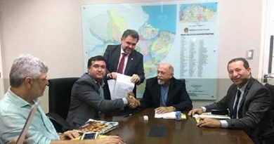 Prefeito Macarrão (PSC) com Governador Simão Jatene (PSDB) na assinatura do convenio.