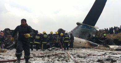 Avião caiu no aeroporto de Katmandu, no Nepal, na manhã desta segunda-feira (12) (Foto: Niranjan Shreshta/ AP)