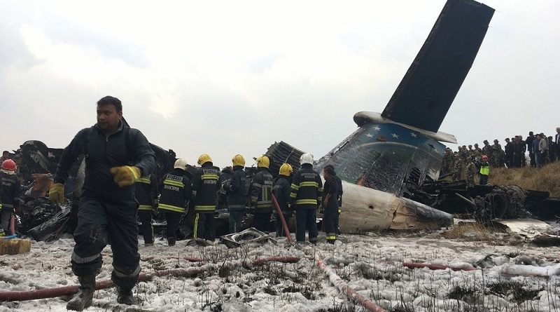 Avião caiu no aeroporto de Katmandu, no Nepal, na manhã desta segunda-feira (12) (Foto: Niranjan Shreshta/ AP)