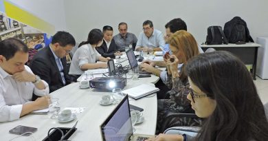 O projeto da Ferrovia Paraense foi tema de uma reunião (foto), na manhã desta quarta-feira (4), entre a China Railways Corporation (CREC 10) e a Secretaria de Estado de Desenvolvimento Econômico, Mineração e Energia (Sedeme). A empresa chinesa há quatro meses está debruçada nos estudos de engenharia, licenciamento ambiental, viabilidade técnica e econômica e estruturação financeira do projeto da ferrovia. Em novembro de 2017 a empresa assinou, em Brasília, um Memorando de Entendimentos com o Governo do Estado demonstrando interesse em estudar o projeto. A reunião desta quarta foi mais para esclarecimentos e alinhamento, de forma que possam ser exauridas todas as dúvidas e minimizadas as dificuldades, para ajudar a definir a possível participação da CREC na licitação da concessão.

FOTO: ASCOM / SEDEME
DATA: 04.04.2018
BELÉM - PARÁ