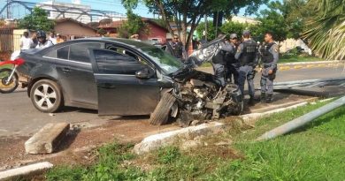 Assaltante se envolveu em acidente com carros e bateu em poste (Foto: PM/Divulgação)