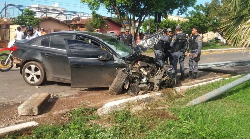 Assaltante se envolveu em acidente com carros e bateu em poste (Foto: PM/Divulgação)