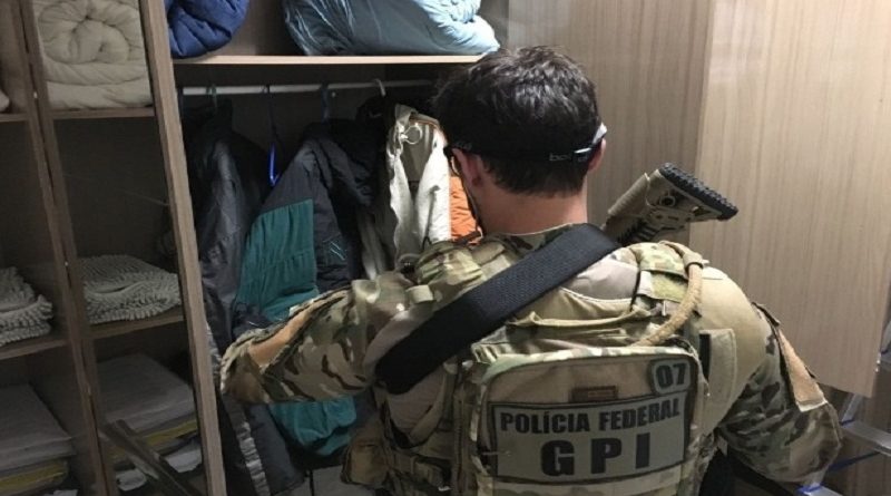 10mai2018---policial-cumpre-mandado-de-busca-e-apreensao-em-casa-de-um-dos-supostos-envolvidos-em-crimes-virtuais-1525947291792_615x470