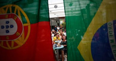 Adeptos brasileiros assistem à partida entre as selecções de Portugal e do Brasil num bar na Costa de Caparica, 25 junho 2010. JOSÉ SENA GOULÃO / LUSA