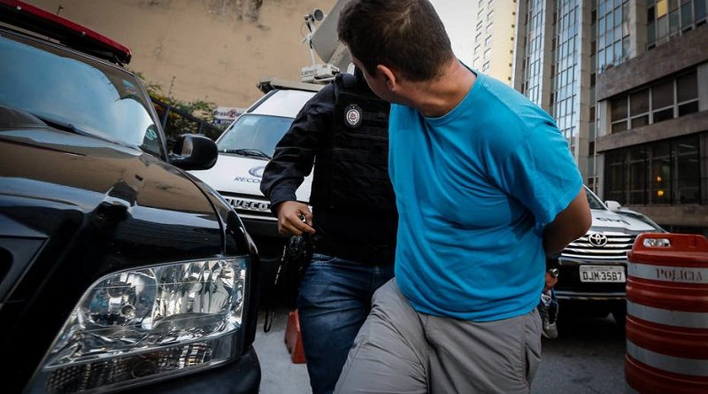 FR12 SÃO PAULO - SP - 17/05/2018 - CIDADES - OPERAÇÃO LUZ DA INFÂNCIA 2 - Uma das maiores ações de combate à pornografia infantil em todo o país está em curso nesta quinta-feira (17). A Operação Luz da Infância 2 é coordenada pelo Ministério Extraordinário da Segurança Pública e acontece em 24 estados e no Distrito Federal.Cerca de 2,6 mil policiais civis estão cumprindo mais de 500 mandados de busca e apreensão de arquivos com conteúdos relacionados a crimes de exploração sexual contra crianças e adolescentes.Na foto presos chegam ao DHPP em São Paulo.  FOTO: FELIPE RAU/ESTADÃO