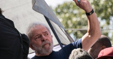 Brazilian ex-president (2003-2011) Luiz Inacio Lula da Silva waves to supporters after  attending a Catholic Mass in memory of his late wife Marisa Leticia, at the metalworkers' union building in Sao Bernardo do Campo, in metropolitan Sao Paulo, Brazil, on April 7, 2018.
Brazil's election frontrunner and controversial leftist icon said Saturday that he will comply with an arrest warrant to start a 12-year sentence for corruption. "I will comply with their warrant," he told a crowd of supporters. / AFP PHOTO / NELSON ALMEIDA