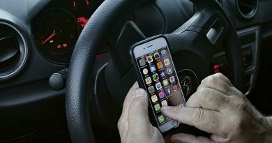 destaque-511590-celular-no-volante-carro-dirigindo-hiran-haun