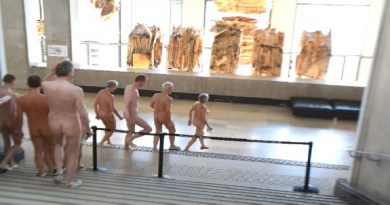 nudistas-visitam-museu-palais-de-tokyo-em-paris-na-franca-1525911564198_615x470