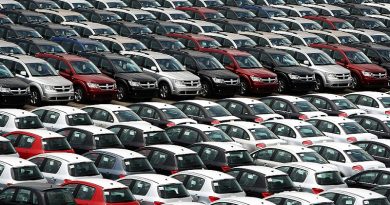 BRA10. RÍO DE JANEIRO (BRASIL), 04/09/2012.- Fotografía de archivo del 13 de noviembre de 2008 donde se ven cientos de coches importados de las firmas Chrysler, Dodge, Fiat y Citroen en el puerto de la ciudad de Río de Janeiro (Brasil), a la espera de ser puestos a la venta en los diferentes concesionarios de esas marcas en todo el país. Brasil registró en agosto una venta récord de 420.101 vehículos gracias a las reducciones de impuestos concedidas por el Gobierno para incentivar uno de los sectores más afectados por la crisis económica internacional, informó hoy, martes 4 de septiembre de 2012, la Federación de Distribuidores de Vehículos Automotores (Fenabrave). EFE/Marcelo Sayão