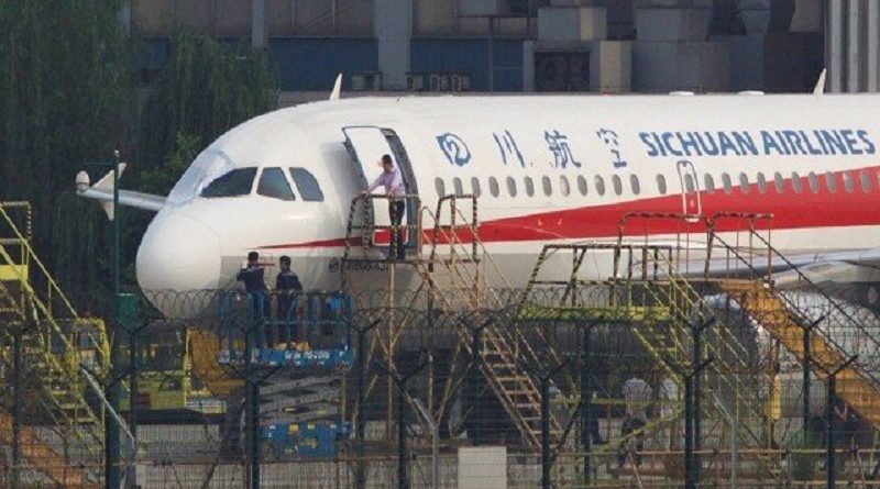 x76754976_workers-inspect-a-sichuan-airlines-aircraft-that-made-an-emergency-landing-after-a-windshie.jpg.pagespeed.ic.2vRFz3rr0u