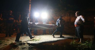 CABO SANTO AGOSTINHO -PE  15/08/2017 EMBARGADO  ESPECIAL RECORD DE VIOLENCIA PE- O estado de Pernambuco tem record historico de homicidios do pais  BAIRRO - CHARNEQUINHA- policiais aguardam a chegada do iml para retirada de um corpo que foi estrangulado    FOTO ALEX SILVA/ESTADAO