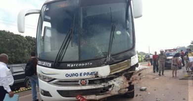 Frente do ônibus ficou destruída após batida com caminhonete na BR-163 em Belterra (Foto: Débora Rodrigues/TV Tapajós)