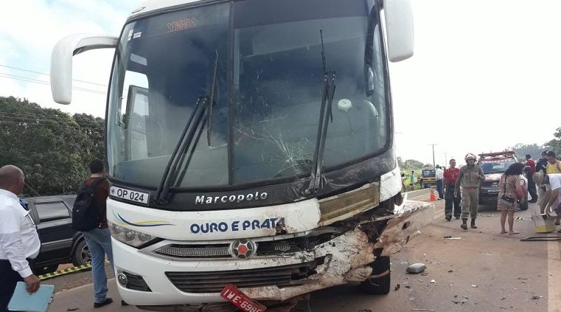 Frente do ônibus ficou destruída após batida com caminhonete na BR-163 em Belterra (Foto: Débora Rodrigues/TV Tapajós)