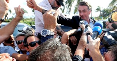 BRASILIA, 29/12/2018 - POLITICA - O presidente eleito Jair Bolsonaro chega a granja do torto e é recebido por varios motociclistas e sai do carro e acena para o grupo na tarde deste sabado  . FOTO ERNESTO RODRIGUES/ESTADAO.