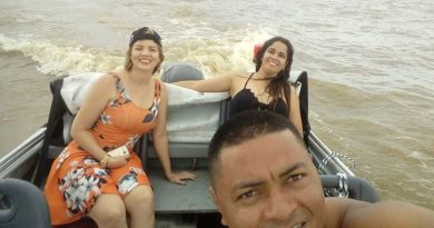 De boné virado e sorriso no rosto, delegada passeia com amigos em suposta lancha da polícia (Reprodução)