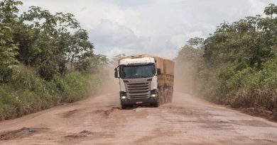 DNT 26-02-2018 - SINOP - MT / ESPECIAL DOMINICAL / ECONOMIA OE / BR-163 - Caminhoes atravessam com cuidado trecho com muitos buracos na BR-163  no municipio de Guaranta do Norte, Estado do Mato Grosso - FOTO DANIEL TEIXEIRA/ESTADAO