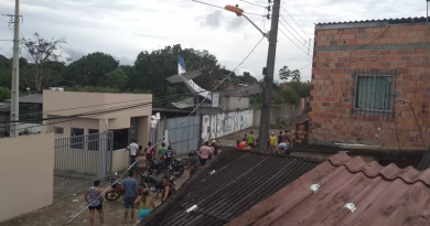 Avião de pequeno porte cai em Belém, nesta quarta-feira (13) — Foto: Reprodução / TV Liberal